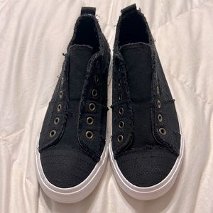 S7 was big on me. Great pair of canvas shoes for those casual dress days!